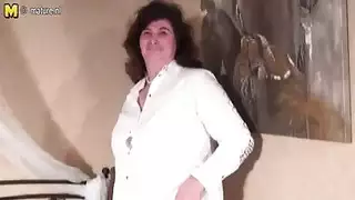 فتاة عربية عارية في الحمام