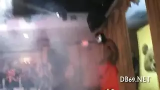 زوجتي تتوق للقضيب الضخم وتئن عندما يدك مهبلها الرطب