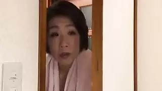ام تدخل ع ابنها غرفة نومه تص زبه وتتناك