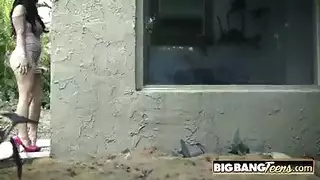 شرج بلا رحمة لسمراء صغيرة الحجم