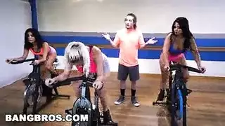 في صاله الجيم موجوده عنده في البيت