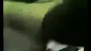 يغلق باب الغرفة لينيكها
