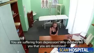 سمراء مرتدية اللاتكس تتباهى بساقيها الطويلتين قبل جنس عنيف