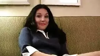سمراء نحيفة تصل للذروة بقوة أثناء حديثها الجنسي على الهاتف