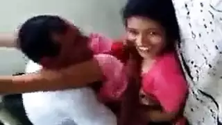 صديقة الشاعر المفلس تُشارك في مشهد ثلاثي إباحي عنيف