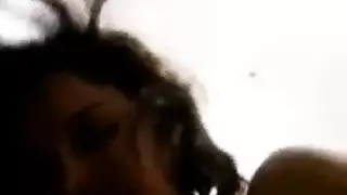 تتراجع على ركبتيها، هو يطلق حمولته