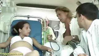 شراميط حوامل في جلسة نيك جماعي بإسعاف موحد