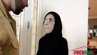 عاهرة محجبة تبلع السائل المنوي بعد ضرب شرجي قاسٍ