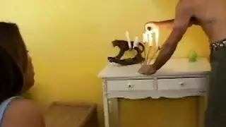 قضيب ضخم يمدد جارة جميلة في مشهد بورنو صريح