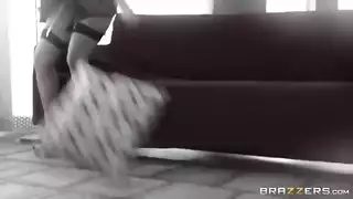الضابط يأخذها من الخلف بينما الزوج غائب