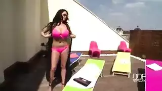 الممحونة الملتهبة تحصل على أحلى نيكة بين بزازها