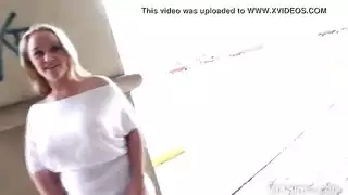 شقراء مغرية تبرز فرجها المثير ومؤخرتها الضخمة في مكان عام إكس إكس إكس
