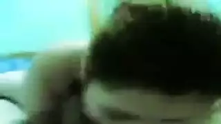 عمالة تفرك في كسها بجنون من الهيجان