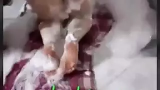 دييث يغسل طيز زوجته الممتلئة في مشهد استحمام ساخن