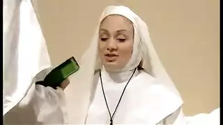 دير الشهوة الجسدية: مثلّي صريح بين ثلاث راهبات