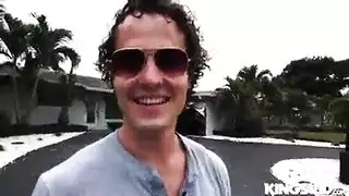 ربة منزل وقحة تمنح جارها عرضًا إباحيًا خاصًا وجنس كلابي عنيف