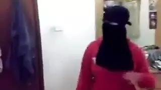 جلسة عشيق سري: فتاة منقبة تنتقل من الرقص إلى الإيلاج المزدوج