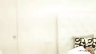 زوجة محتاجة تأخذ قضيبًا غليظًا على الجانب