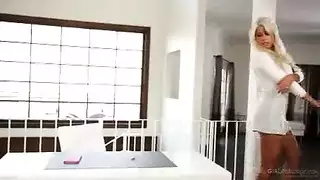 يلحس كس زوجته وهي تتناك من رجال اخرين