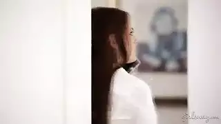 مدرسة سحاقية تلحس طالبتها في فيلم بورنو صريح داخل الفصل