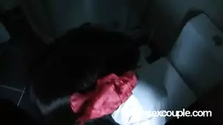 زوجان هاويان يلهوان في الحمام: إنهاء بقذف شرجي