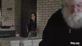 رجل عجوز مثير يدك كس شابة بلا رحمة