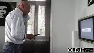 رجل كبير ينيك ابنة صديقه المراهقة