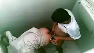 شباب يمارسون الجنس الفموي والكامل في حمام المدرسة العام