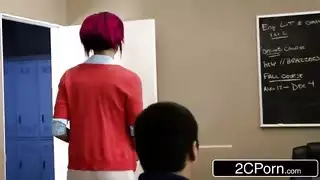 معلمة حمراء تنيك تلميذها بقوة في فصل بورن