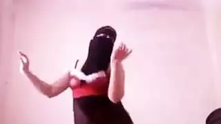 فتاة مسلمة تتحول إلى وحشية: تكشف جسدها الساخن وشامتها الإيروتيكية
