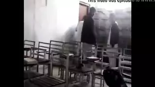 عنوان الفيلم الإباحي: طلاب هادئون ينيكون زميلهم في الفصل