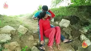 جلسة سكس مع امرأة ناضجة في الريف: تقبيل عميق ولعب مثير بالأثداء في الحظيرة