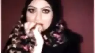 ‫نجمة إباحية محجبة تزيح الحجاب وتظهر كل شيء‬