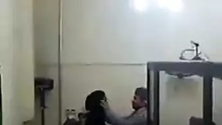 مسؤول كردي يأخذ موظفته لممارسة جنس عنيف في مكان العمل