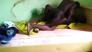 زبر الشاب الضخم يمدد محبوبته السوداء