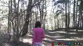 تبول الرجال فجأة في الغابة