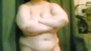 رجل خليجي ينتصب من فرك بزاز مصرية له في الشارع