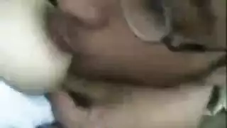 جنس خلفي جامح: نزع الجينز وضرب طيزها بقوة