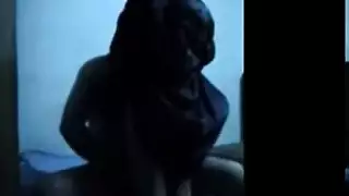 تقشر الفستان الأسود لتنغرس على لحم العشيق