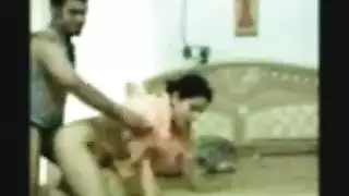 ربة منزل ممتلئة تبرز مؤخرتها لاختراق عميق