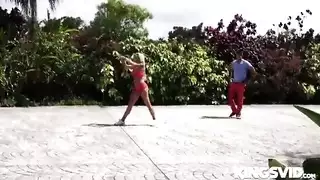 رجل ثري يشتري وصولاً كاملاً لحفر الخادمة