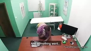 طبيب يضرب مؤخرة الممرضة الضخمة في جنس طبي صريح