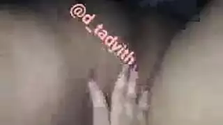 ديوث عراقي يستمني بينما يشاهد زوجته تأخذ قضيب صديقه