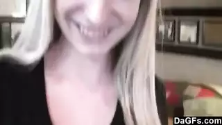 تبول على وجه اخيها و هو نائم