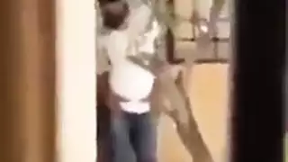فتاة محجبة تمارس الجنس بقوة على عتبة بابها ليلاً
