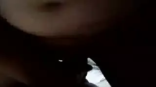 فتاة عربية كبيرة الصدر تأخذ القضيب بين ثدييها