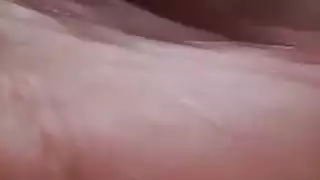 بنت تفحص نفسها