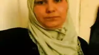 الجار يضرب أم محجبة تحتاج نقود سريعة