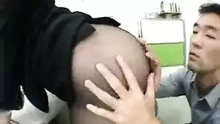 الموظف الآسيوي يدمر مؤخرة زميلته الضخمة