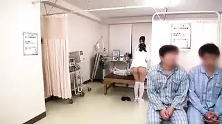 المريض يحصل على تمريض صريح: مص مزدوج وجنس بين الثديين